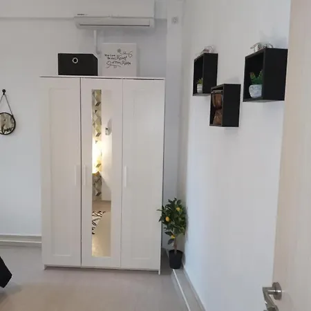Art Atelier Geri With A Terrace, Free Parking & Wi-fi *